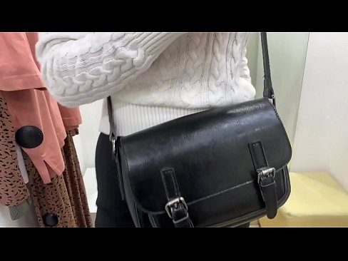 ❤️ 試着室でディルドを使った若い雌犬フェラルベリーの公開オナニー ❤️ ハードポルノ ❌️❤